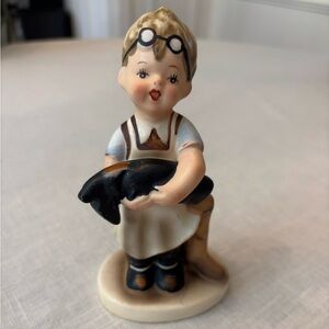 EXCELLENT!! Vintage Napco Ceramic Figurine Little Boy Boots Cobbler